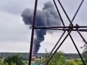 Cette capture vidéo tirée d'une séquence publiée sur une chaîne Telegram liée à Wagner @grey_zone le 23 août 2023 et qui ne peut être vérifiée de manière indépendante par l'AFP, montrerait une épave d'avion tombant du ciel près du village de Kuzhenkino, dans la région de Tver.