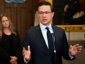 Le chef conservateur Pierre Poilievre s'adresse aux journalistes dans le foyer de la Chambre des communes sur la Colline du Parlement à Ottawa le dimanche 11 juin 2023.