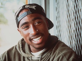 Le musicien de rap Tupac Shakur montré dans cette photo d'archive de 1993.