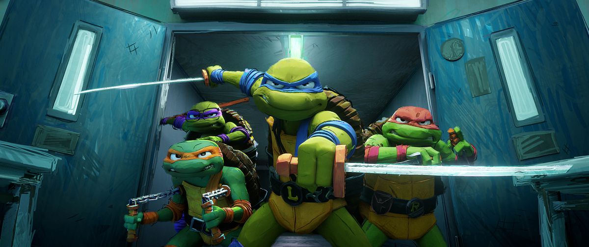 Lr, Donatello, Michelangelo, Leonard et Raphael brandissent leurs armes de ninja et posent de manière spectaculaire alors qu'ils franchissent une série de doubles portes dans Teenage Mutant Ninja Turtles: Mutant Mayhem.