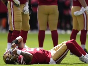 Le quart Trey Lance des 49ers de San Francisco est allongé sur le terrain avec une cheville droite cassée hier au Levi's Stadium de Santa Clara, en Californie.