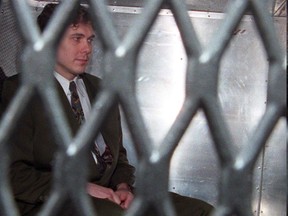Paul Bernardo arrive au palais de justice provincial à l'arrière d'un fourgon de police à Toronto sur une photo d'archives du 3 novembre 1995.