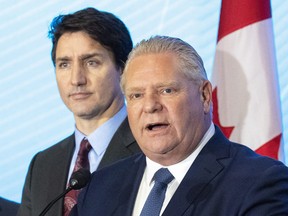 Le premier ministre de l'Ontario, Doug Ford, répond aux questions tandis que le premier ministre Justin Trudeau écoute au CAMI à Ingersoll, en Ontario.  le lundi 5 décembre 2022.