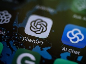 L'application pour smartphone d'intelligence artificielle ChatGPT entourée d'autres applications d'IA.
