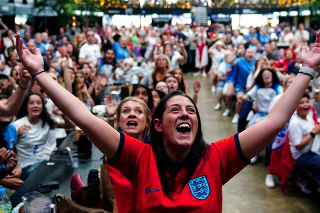 Les supporters anglais célèbrent le troisième but de l'Angleterre