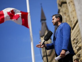 Le chef conservateur Pierre Poilievre tient une conférence de presse sur la Colline du Parlement à Ottawa, le lundi 21 août 2023.