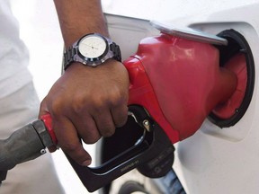 Une personne de l'EcA pompe du carburant à Toronto, le mercredi 12 septembre 2012. Les onomistes s'attendent à voir un taux d'inflation plus élevé lorsque les données de juillet seront publiées mardi, signalant un renversement en cours après une année de baisses constantes.  Les prix plus élevés du gaz sont parmi les raisons du gain, disent-ils.  Une personne pompe du carburant à Toronto, le mercredi 12 septembre 2012.