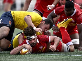 Le Canadien Lucas Rumball (7) marque un essai lors de la seconde moitié de l'action internationale de rugby à 15 hommes contre l'Espagne à Ottawa, le dimanche 10 juillet 2022.