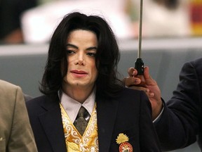 Michael Jackson arrive au palais de justice du comté de Santa Barbara pour son procès pour pédophilie à Santa Maria, en Californie, le 25 mai 2005.