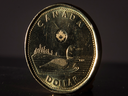 Le dollar canadien s'échangeait en baisse de 0,5 % à 1,3330 $ pour un dollar américain, ou 75,02 cents américains, après avoir touché son niveau le plus faible depuis novembre 2020 à 1,3344 $.