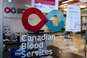 Une clinique de don de sang photographiée dans un centre commercial de Calgary, en Alberta, le vendredi 27 mars 2020.
