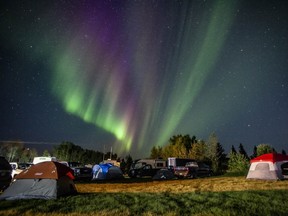 Des évacués de Yellowknife sont accueillis par des aurores boréales dans un camping en Alberta.