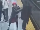 Dans cette capture d'écran tirée d'une vidéo publiée par BlogTO, une femme est poussée sur les voies du métro à la station Bloor-Yonge le dimanche 17 avril 2022. La victime a survécu.