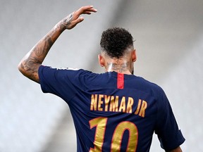L'attaquant brésilien Neymar du Paris Saint-Germain réagit lors d'un match.