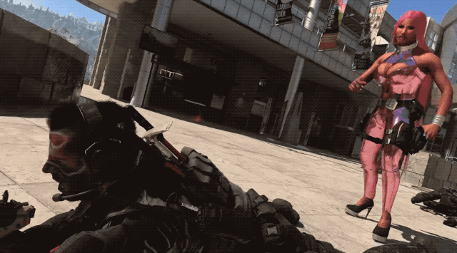 Les opérateurs Call of Duty de Nicki Minaj sautent sur le dos d'un adversaire dans ce GIF animé