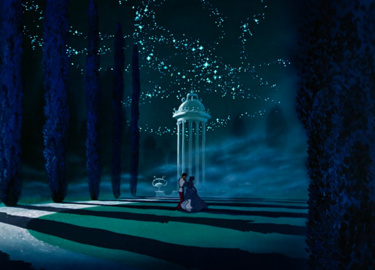 Une scène de Cendrillon où Cendrillon et le prince charmant dansent dans un jardin sombre