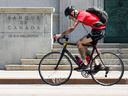 Un cycliste passe devant la Banque du Canada à Ottawa. 