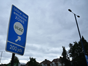 Un panneau indiquant la zone à très faibles émissions est photographié près de Hanger Lane, dans l'ouest de Londres, le 22 juillet 2023. 