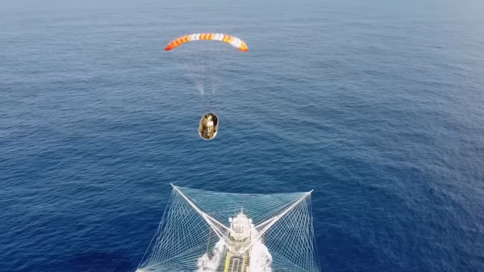Vidéo d'une moitié de carénage de Falcon 9 tombant dans un grand filet sur un navire de récupération.