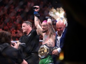 Sean O'Malley célèbre après avoir battu Aljamain Sterling lors de leur combat pour le titre des poids coq à l'UFC 292 au TD Garden le 19 août 2023 à Boston, Massachusetts.