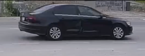 Le véhicule suspect est décrit comme une berline Volkswagen noire à quatre portes, probablement de 2015 à 2018, dont la porte passager arrière est endommagée.