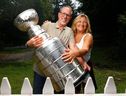 Mike Muir, entraîneur adjoint des Golden Knights de Vegas, vainqueurs de la coupe Stanley, a eu sa journée avec la Coupe à Ottawa lundi.  Mike a partagé la Coupe avec sa famille, ses amis et ses voisins, ainsi que sa femme, Kim, chez eux à Ottawa.
