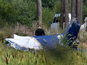 Un agent des forces de l'ordre travaille sur le site d'un accident d'avion près du village de Kuzhenkino, dans la région de Tver, le 24 août 2023.