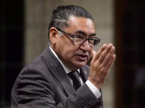 Le député néo-démocrate Romeo Saganash se tient pendant la période des questions à la Chambre des communes, sur la Colline du Parlement à Ottawa, le 25 septembre 2018.