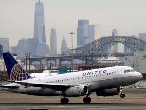 Un avion de passagers United Airlines décolle à l'aéroport international Newark Liberty de Newark, NJ, le 6 décembre 2019.