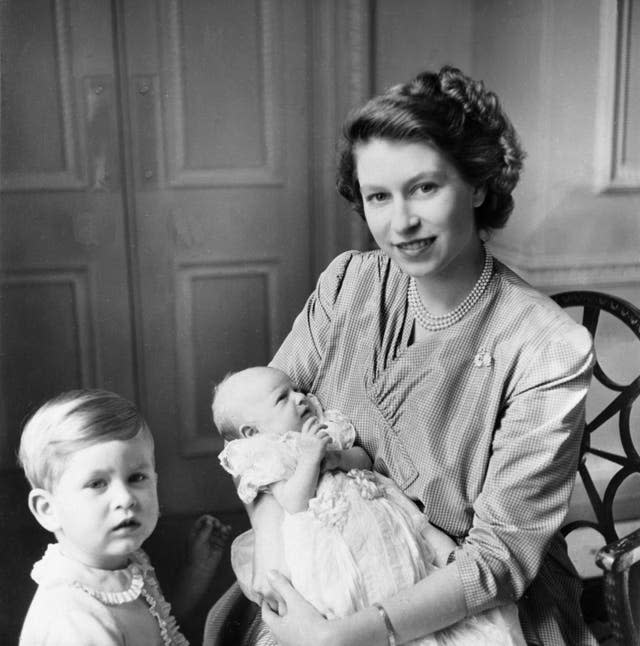 La princesse Elizabeth avec ses enfants