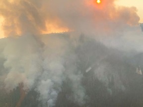 Le feu de forêt de McDougall Creek, situé à 10 kilomètres au nord-ouest de West Kelowna.