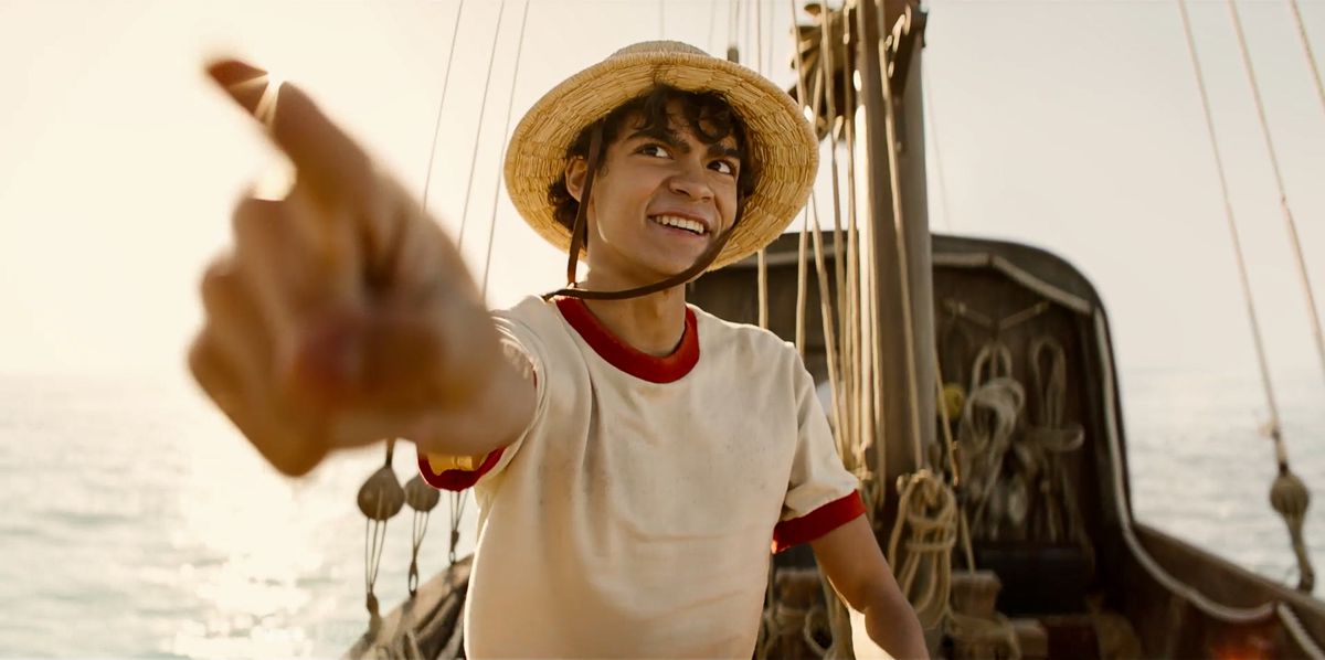 Iñaki Godoy dans le rôle de Monkey D. Luffy pointant son doigt vers l'extérieur alors qu'il était au sommet du pont d'un bateau pirate en plein jour dans One Piece.