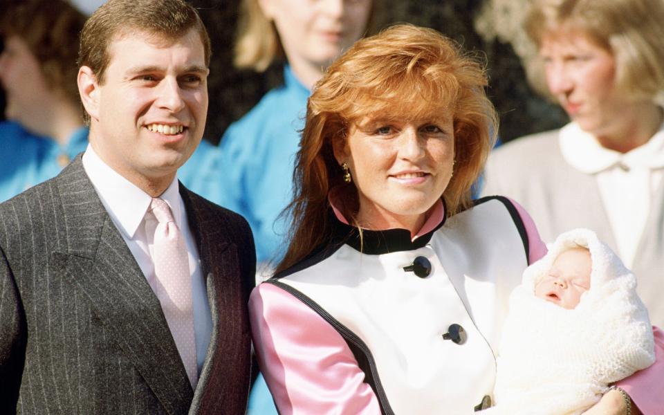 Le prince Andrew et la duchesse d'York avec la princesse Eugénie en 1990. La duchesse a déclaré que le duc l'avait taquinée lors de leur première rencontre.