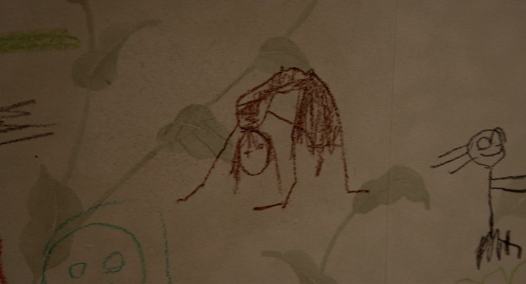 Dessin d'enfant de Mama 2013 représentant une femme dessinée en rouge avec le dos cassé 