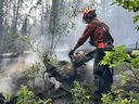 Un pompier sur le terrain lors de l'incendie de forêt de Donnie Creek, dans le nord-est de la Colombie-Britannique. Obligatoire.
