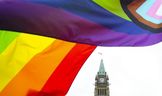 Un drapeau de la Fierté flotte sur la Colline du Parlement à Ottawa le jeudi 8 juin 2023. 