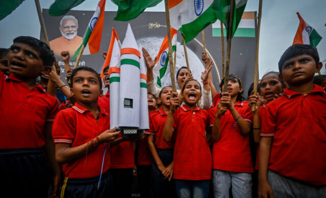Des étudiants célèbrent et dansent après l'atterrissage réussi du Chandrayaan3 Vikram Lander sur la Lune à Kartvayapath le 23 août 2023, à New Delhi, en Inde.