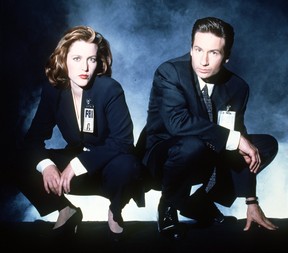 Acteurs Gillian Anderson, let et David Duchovny de la série télévisée The X Files