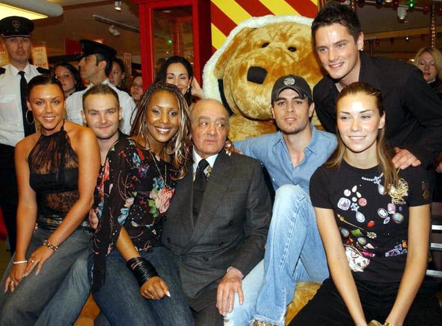Mohamed Al Fayed, président de Harrods, avec le groupe pop Liberty X et le chanteur Enrique Iglesias à Knightsbridge.