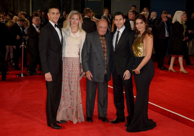 Mohamed Al-Fayed et sa famille assistent à la première du film Spectre 