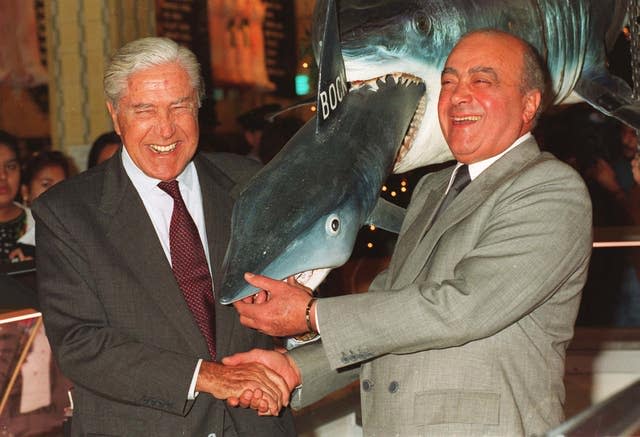 Tiny Rowland serre la main de Mohamed Al Fayed à Harrods après avoir mis fin à leur conflit sur la propriété du célèbre magasin londonien (Stefan Rousseau/PA)