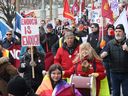 Des membres de l'Alliance de la Fonction publique du Canada (AFPC) manifestent devant l'édifice du Conseil du Trésor à Ottawa, le vendredi 31 mars 2023. 