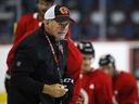 L'entraîneur-chef des Flames de Calgary, Bill Peters, donne des instructions lors du camp d'entraînement à Calgary le 13 septembre 2019. Bill Peters a été nommé nouvel entraîneur-chef des Hurricanes de Lethbridge.  Peters a été entraîneur à tous les niveaux du hockey masculin, y compris dans la Ligue de hockey de l'Ouest, dans la LNH et à l'échelle internationale pour le Canada.