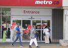 Les employés en grève des épiceries Metro de la section locale 414 d'Unifor tiennent des lignes de piquetage devant le magasin Shoppers World de l'avenue Danforth et de l'avenue Victoria Park le 1er août 2023. 