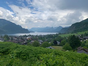 Vue depuis les Alpes, dans le cadre de la tournée Bob's Sound of Music, la ville de St. Gilgen, où est née la mère de Mozart, et le lac Wolfgang.