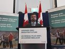 Le ministre de l'Environnement et du Changement climatique Steven Guilbeault prend la parole lors d'un point de presse lors de la conférence Climate Positive Energy Initiative à Toronto, le jeudi 10 août 2023. 