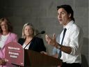 Le premier ministre Justin Trudeau prend la parole lors d'une visite dans un complexe d'appartements en construction à Hamilton, en Ontario, le lundi 31 juillet 2023.