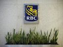 Signalisation de la Banque Royale du Canada à son siège social à Toronto.  Les dirigeants de la banque affirment que le prêteur bénéficie de taux d'intérêt plus élevés.