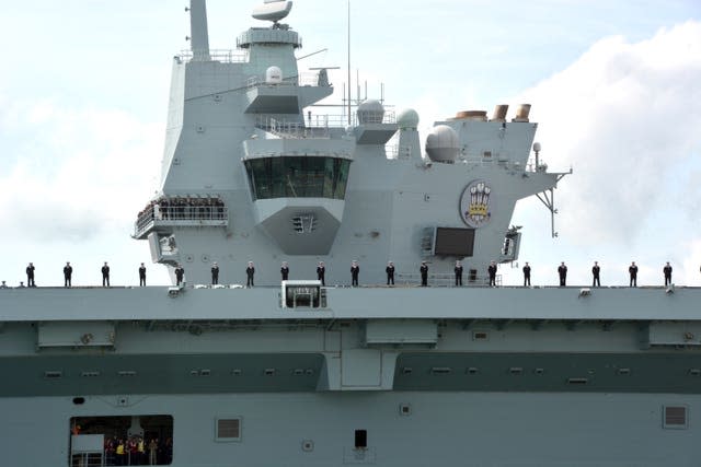 Le HMS Prince of Wales quitte la base navale de Portsmouth