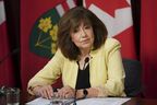 La vérificatrice générale de l'Ontario, Bonnie Lysyk, s'adresse aux médias lors d'une conférence de presse concernant son rapport spécial sur les changements apportés à la ceinture de verdure à Queen's Park, le mercredi 9 août 2023.